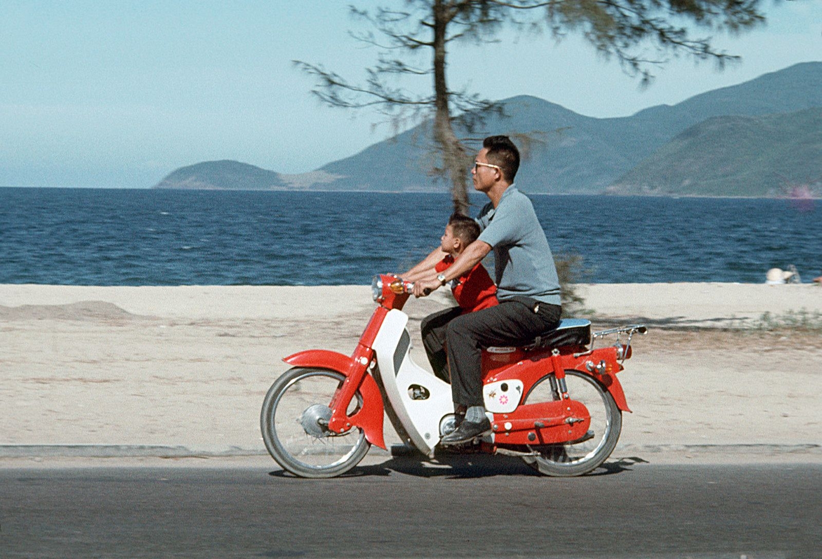 deo kinh den di honda cub chum anh dep ve con nguoi viet nam nam 1969