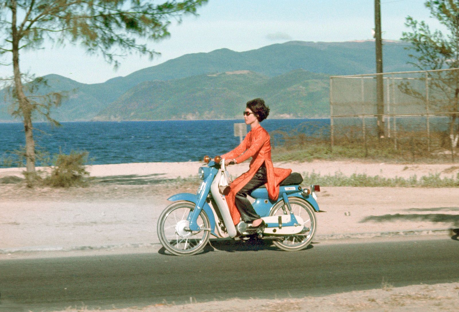 deo kinh den di honda cub chum anh dep ve con nguoi viet nam nam 1969