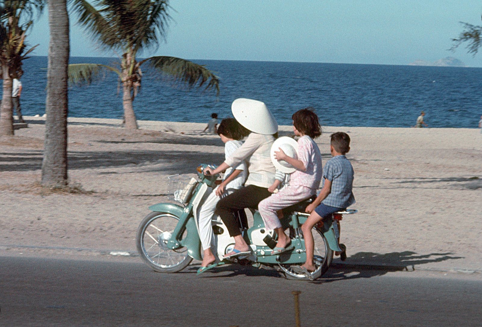 deo kinh den di honda cub chum anh dep ve con nguoi viet nam nam 1969