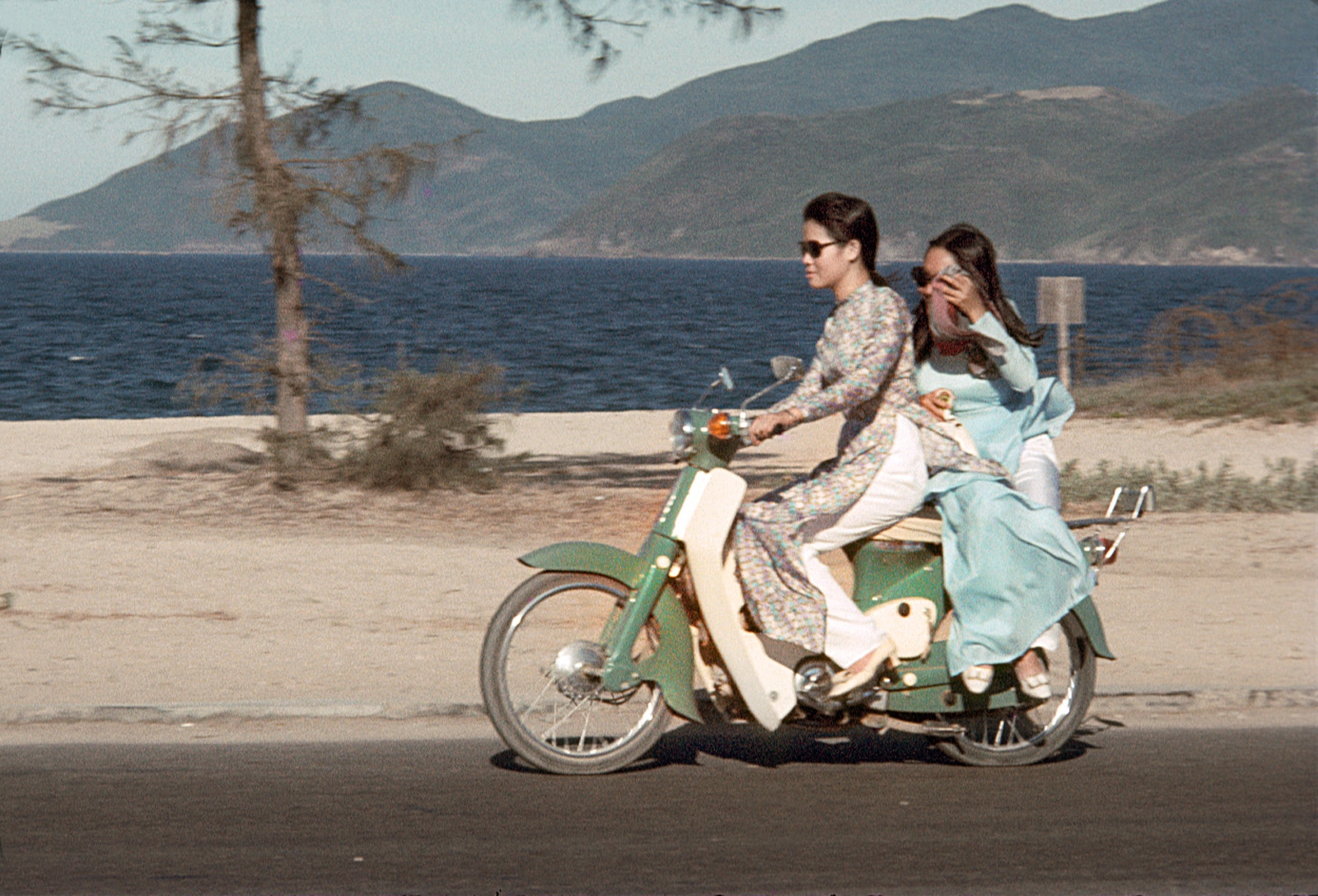 deo kinh den di honda cub chum anh dep ve con nguoi viet nam nam 1969