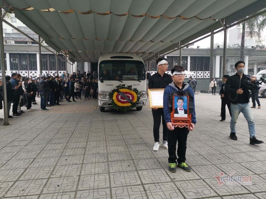 dong nghiep bat khoc dau buon trong le tang nsut vu manh dung