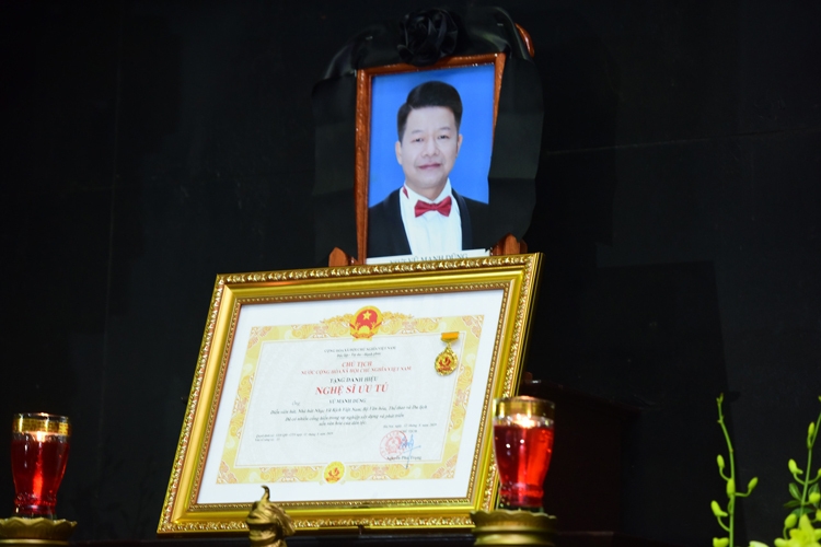 dong nghiep bat khoc dau buon trong le tang nsut vu manh dung
