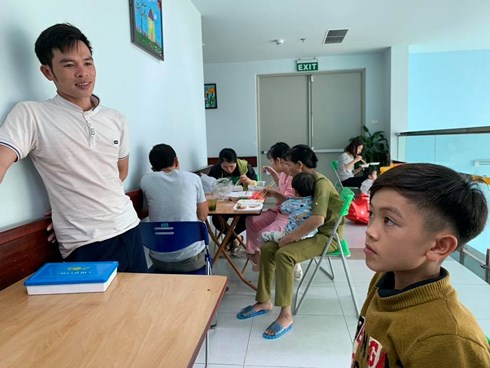 em nhap vien cap cuu anh trai 13 tuoi dap xe tu son la xuong ha noi tham