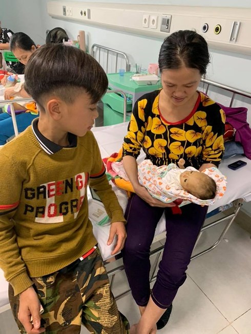em nhap vien cap cuu anh trai 13 tuoi dap xe tu son la xuong ha noi tham