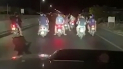 video hang chuc thanh nien di xe may dan hang ngang tren quoc lo 1a