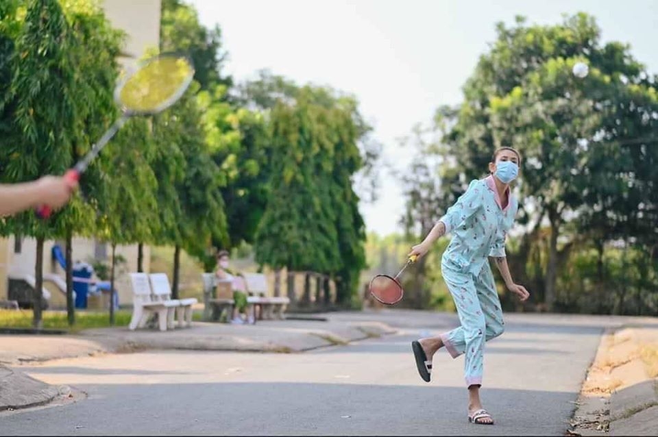 anh vo hoang yen choi cau long trong khu cach ly gay bao mang xa hoi