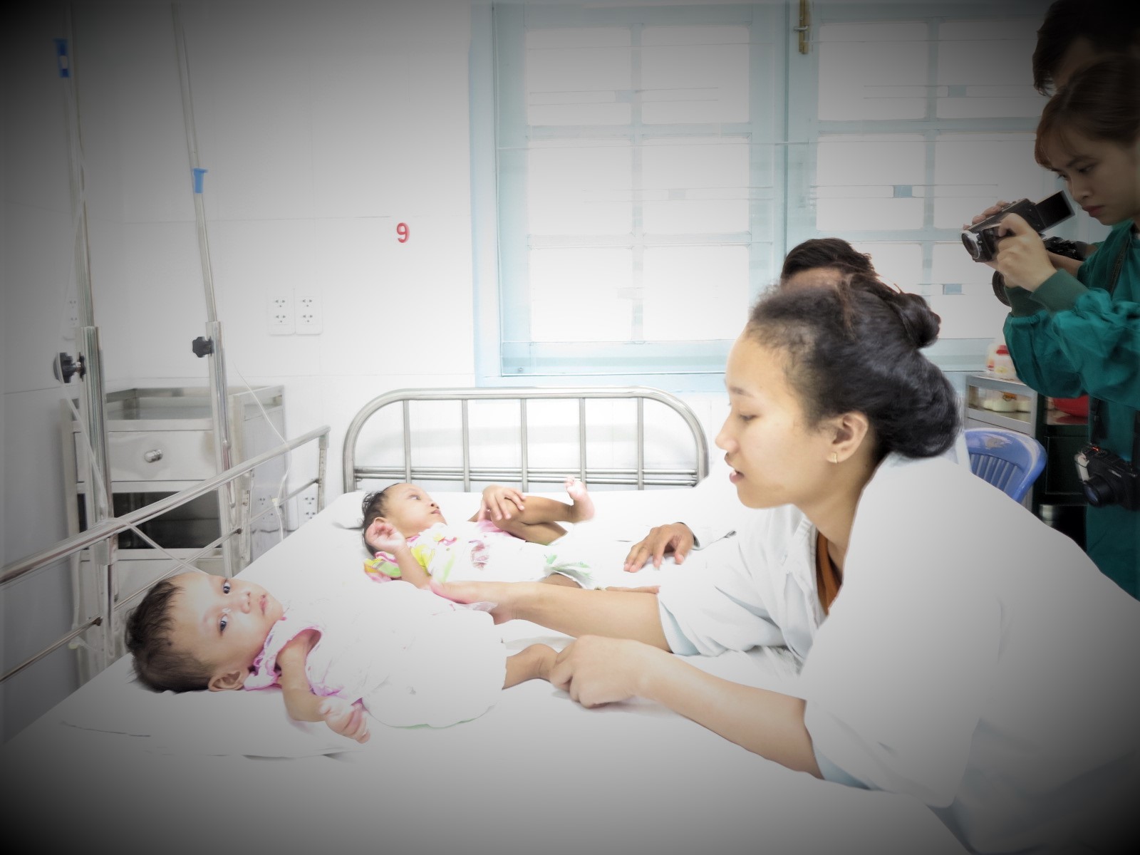 bo cua hai be gai dinh lien o binh phuoc con toi dep hon ca hoa hau