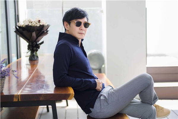 ly hai ca si loi thoi hay dao dien duoc thoi