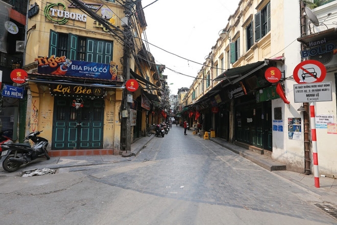 nhung nguoi duoc ra duong nhung noi mo cua o ha noi trong thoi gian cach ly toan xa hoi