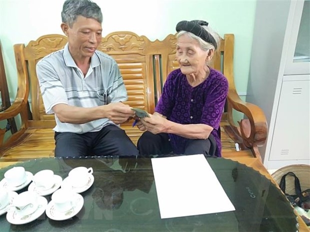 cu ba tung dap xe xin thoat ngheo quyen gop 2 trieu dong chong covid 19