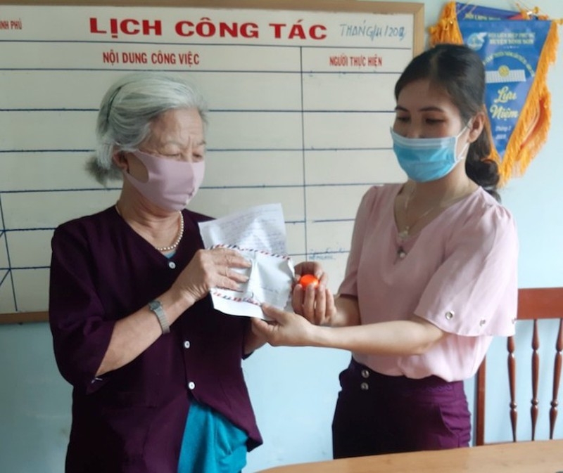 cu ba tung dap xe xin thoat ngheo quyen gop 2 trieu dong chong covid 19