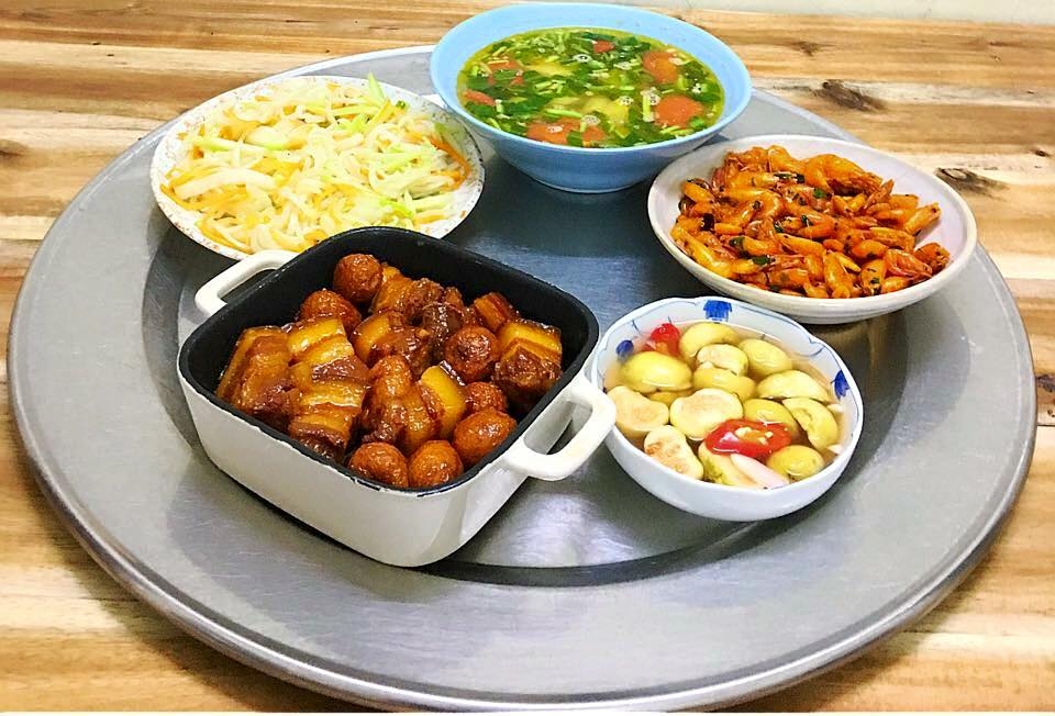 o nha cach ly xa hoi vo ca ngay nau an va luon mieng hoi thich an gi