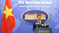 video trung quoc dung may bay cho hang lon nhat the gioi mang do cuu tro giup ukraine chong covid 19
