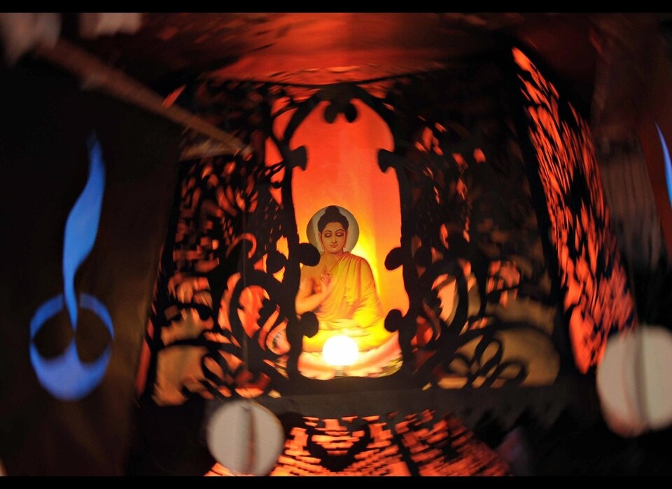 sac mau huyen bi trong nhung buc anh mung dai le vesak o cac quoc gia phat giao