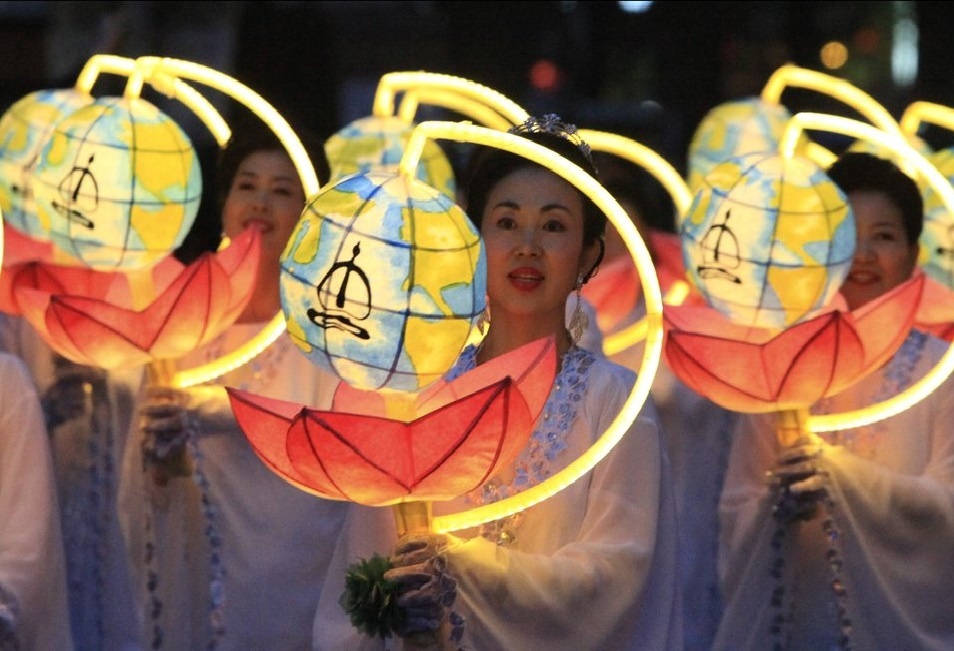 sac mau huyen bi trong nhung buc anh mung dai le vesak o cac quoc gia phat giao