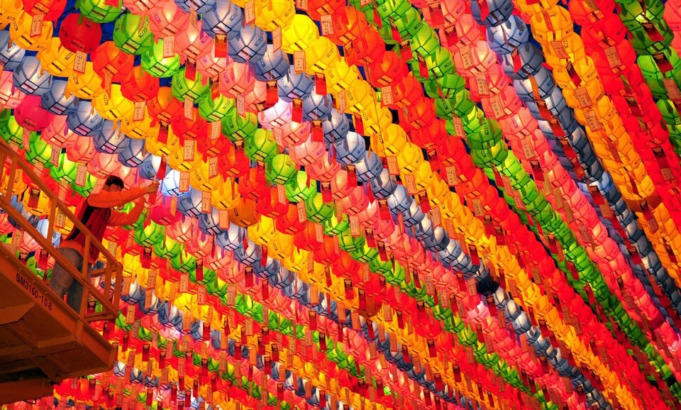 sac mau huyen bi trong nhung buc anh mung dai le vesak o cac quoc gia phat giao