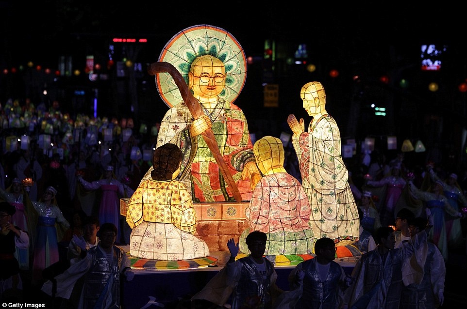 sac mau huyen bi trong nhung buc anh mung dai le vesak o cac quoc gia phat giao