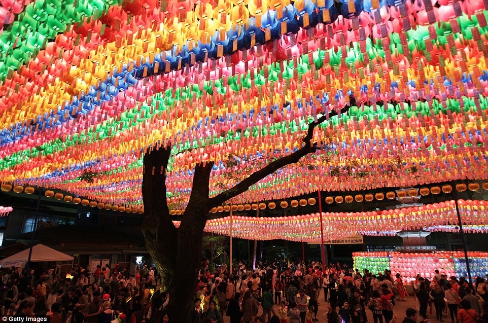 sac mau huyen bi trong nhung buc anh mung dai le vesak o cac quoc gia phat giao