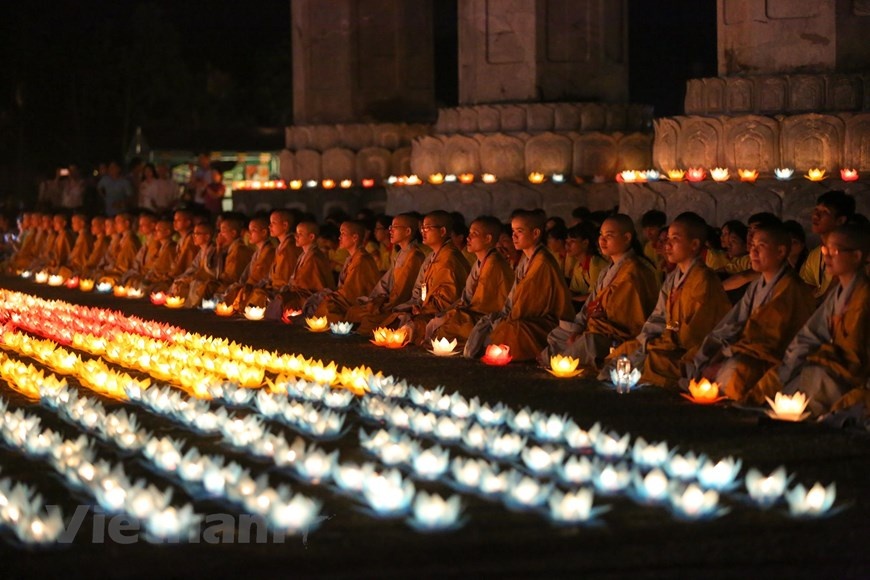 chua tam chuc dep lung linh trong dem hoa dang cau hoa binh the gioi