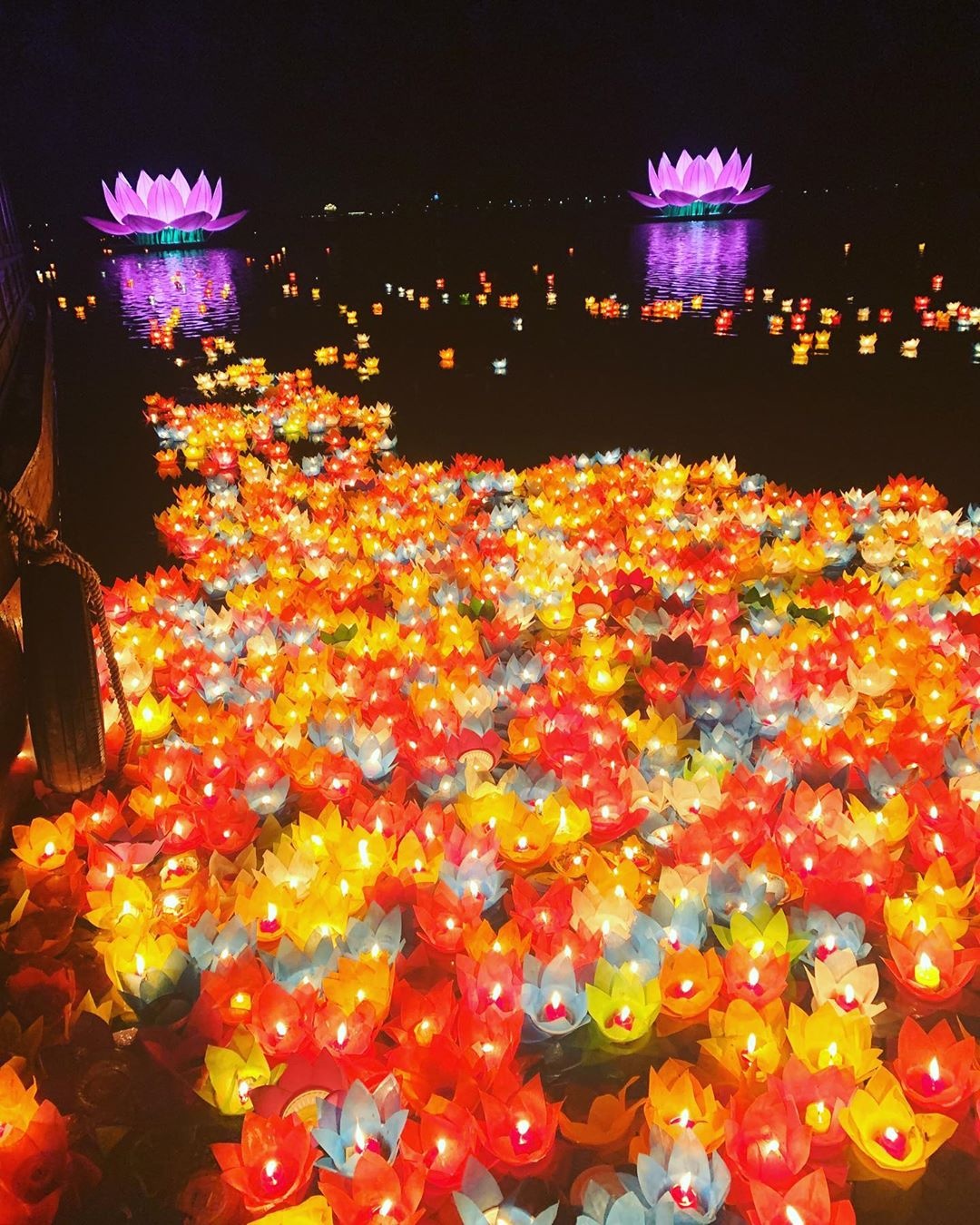 chua tam chuc dep lung linh trong dem hoa dang cau hoa binh the gioi