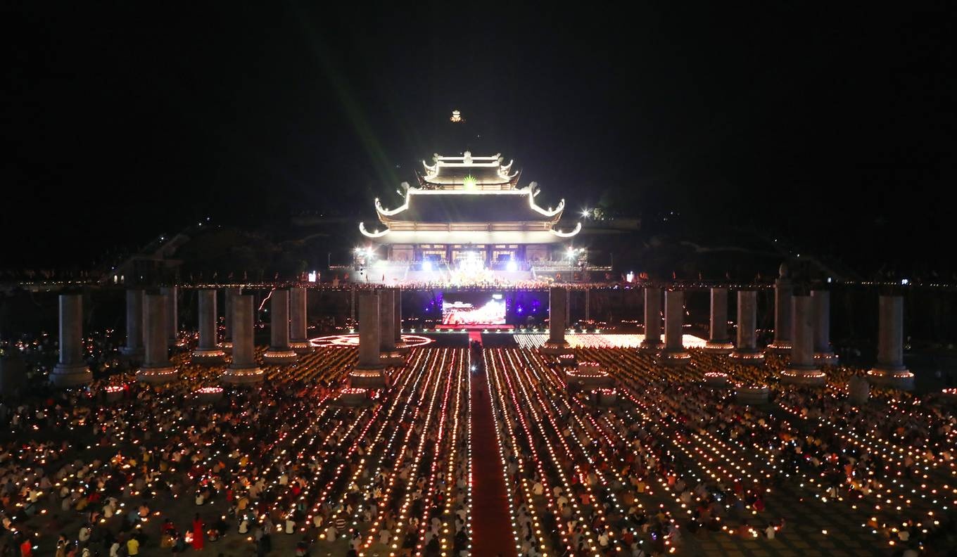 chua tam chuc dep lung linh trong dem hoa dang cau hoa binh the gioi
