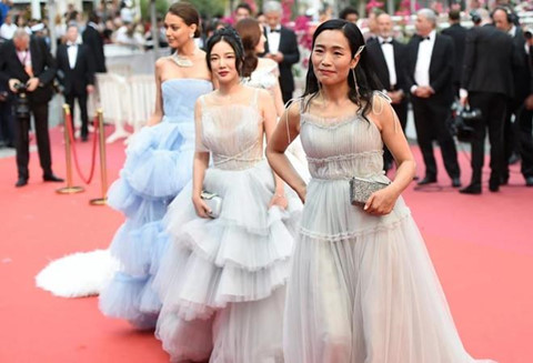 dang sau su hao nhoang cua cannes thue gai diem de nhu dat pizza