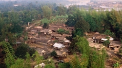 ve binh yen hiem co cua son la trong loat anh mau nhung nam 1990