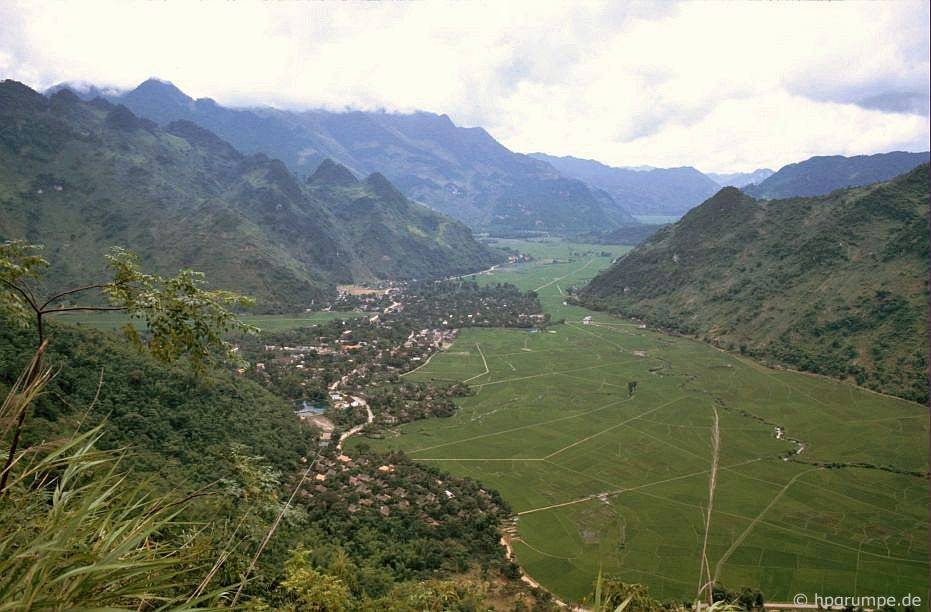 ve binh yen hiem co cua son la trong loat anh mau nhung nam 1990