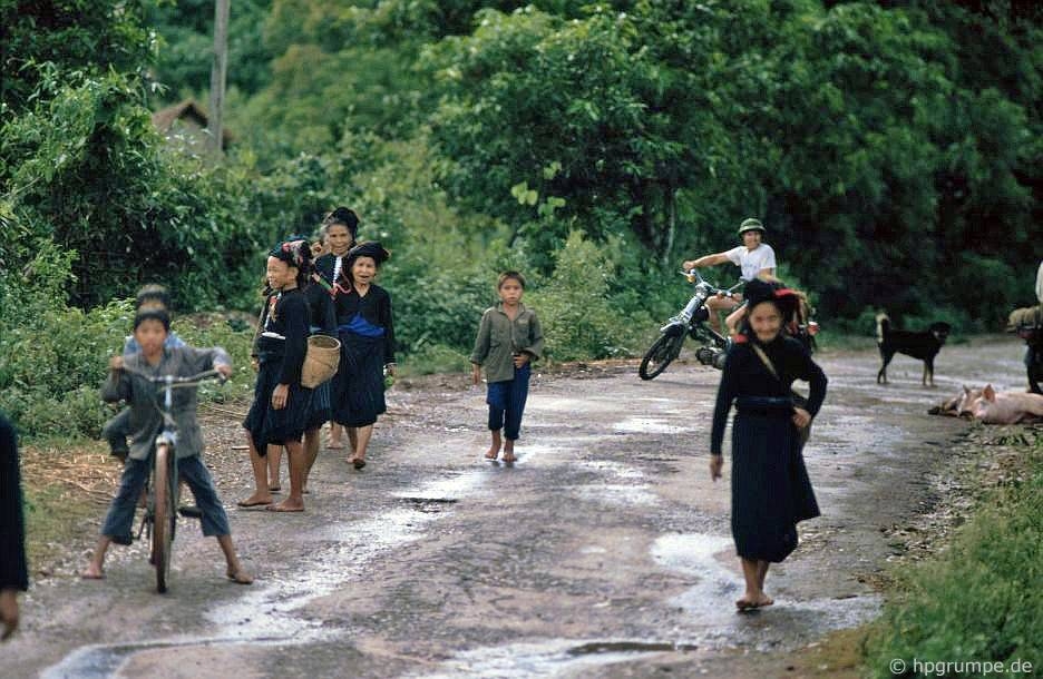 ve binh yen hiem co cua son la trong loat anh mau nhung nam 1990