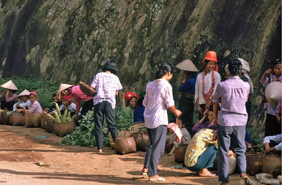 ve binh yen hiem co cua son la trong loat anh mau nhung nam 1990