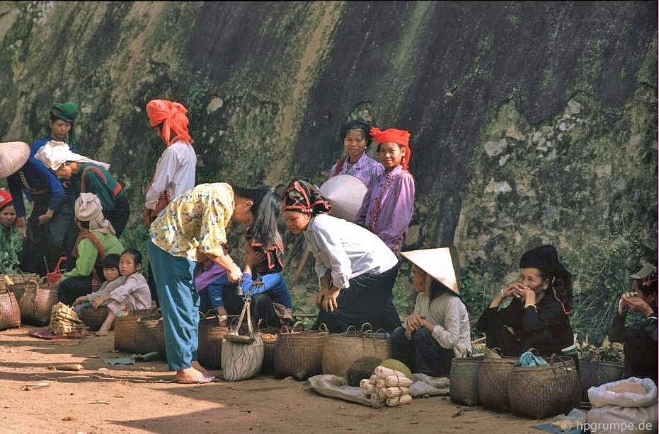 ve binh yen hiem co cua son la trong loat anh mau nhung nam 1990