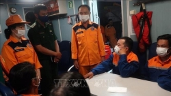 cuu ho kip thoi 7 thuyen vien tau ca bi chim tren bien