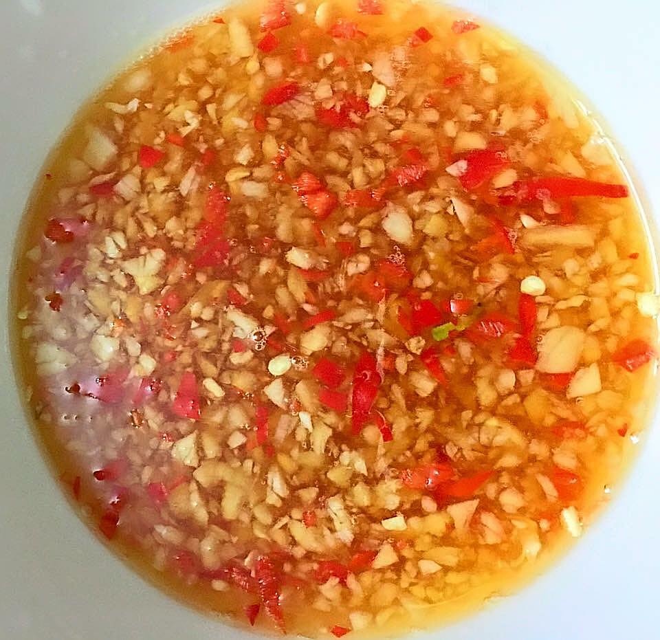 mon ngon de lam cha trung la mieng va nom rau muong thit ga