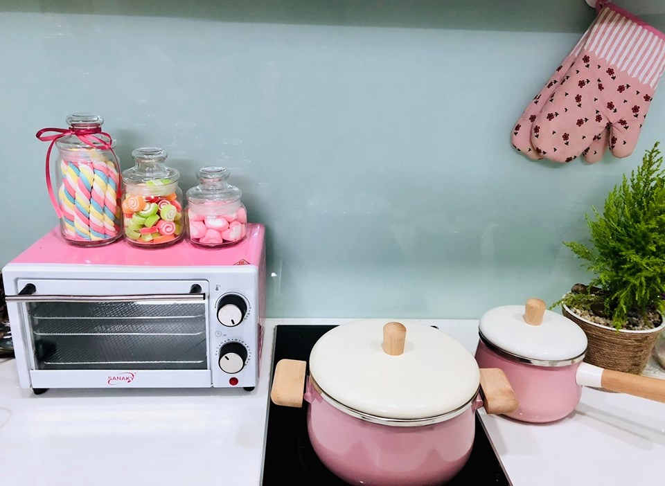 can bep trong mo tong mau pastel cua co gai thuong bep nhu thuong ban than minh