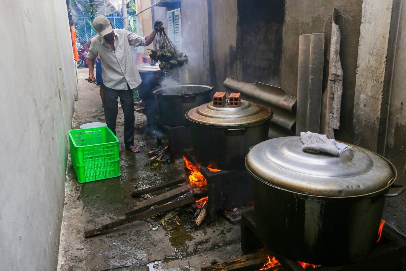 xom hon 50 nam lam banh u la tre ngay tet doan ngo o sai gon
