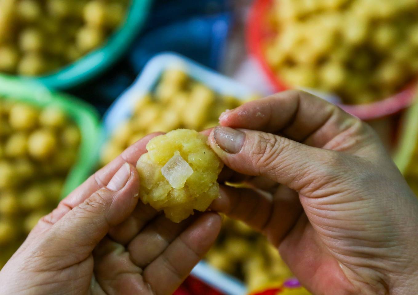 xom hon 50 nam lam banh u la tre ngay tet doan ngo o sai gon