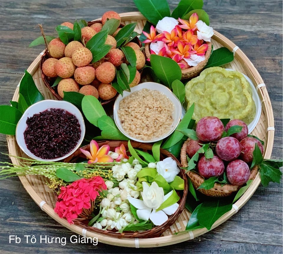 mam cung tet doan ngo du day va thom ngat huong hoa cua gia dinh ha noi