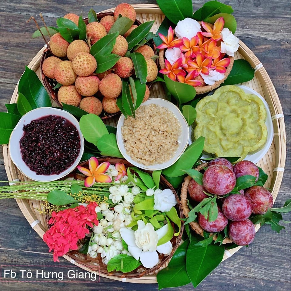 mam cung tet doan ngo du day va thom ngat huong hoa cua gia dinh ha noi