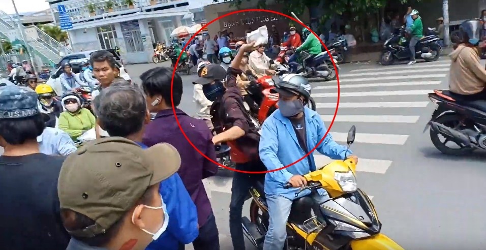 vu le duong bao lam bi danh khi phat com tu thien nghi ngo la chieu dan dung de pr