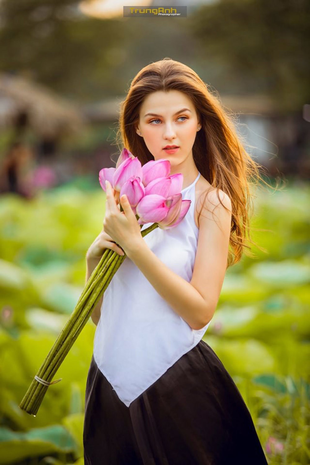 co gai nuoc ngoai dep hut hon trong bo anh sen ho tay la ai