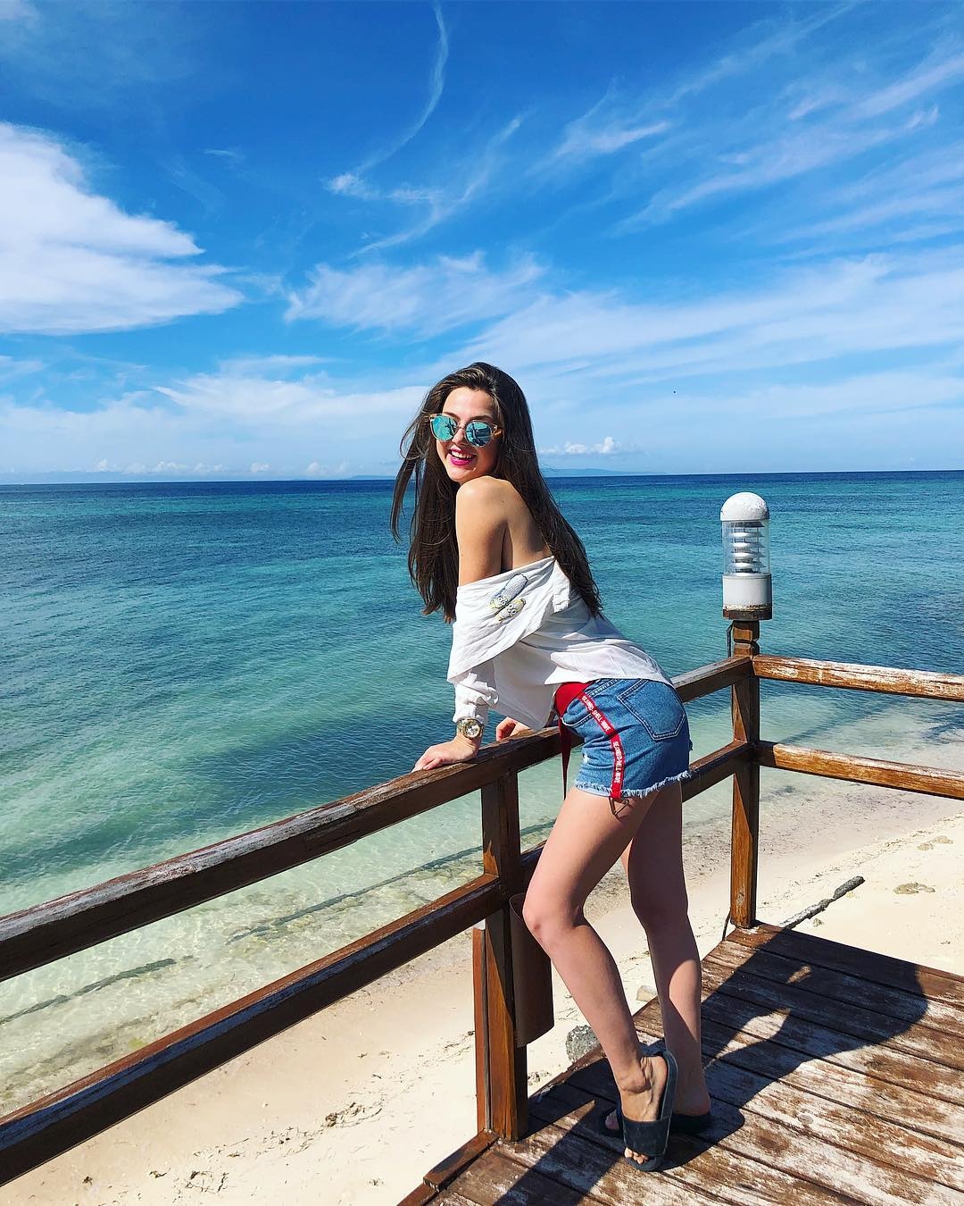 co gai nuoc ngoai dep hut hon trong bo anh sen ho tay la ai