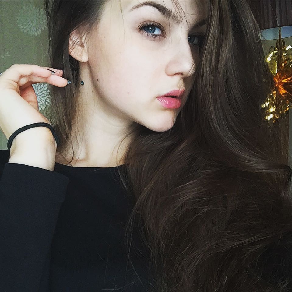 co gai nuoc ngoai dep hut hon trong bo anh sen ho tay la ai