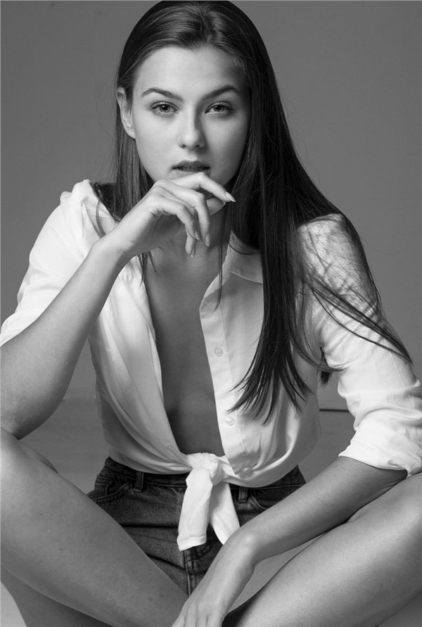 co gai nuoc ngoai dep hut hon trong bo anh sen ho tay la ai