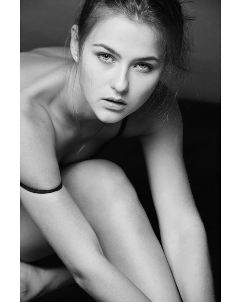 co gai nuoc ngoai dep hut hon trong bo anh sen ho tay la ai