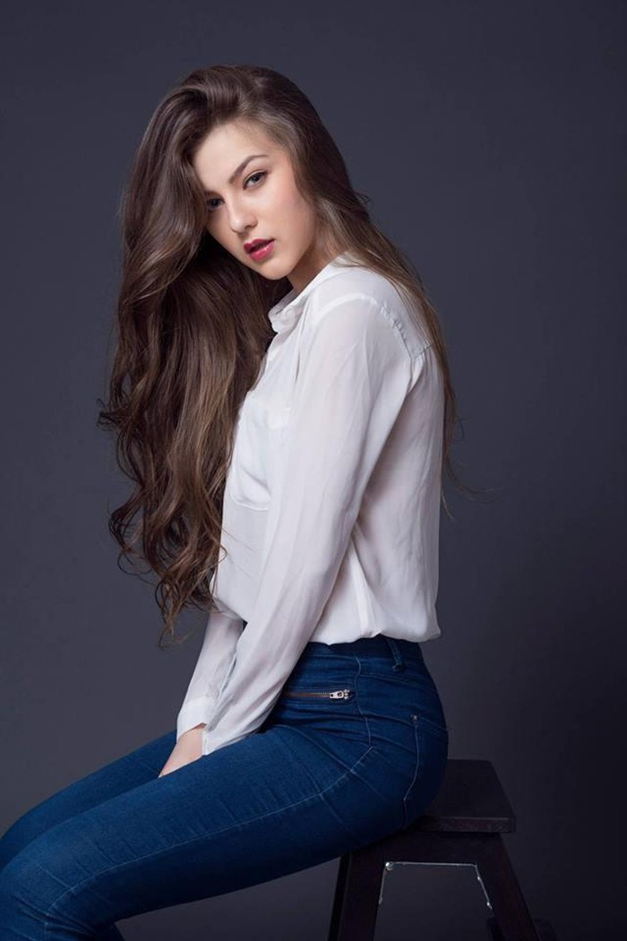 co gai nuoc ngoai dep hut hon trong bo anh sen ho tay la ai