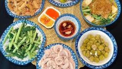 Món ngon dễ làm: Tràng lợn luộc và canh cua khoai sọ rau rút