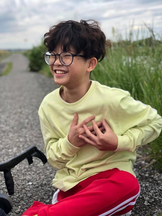 hanh trinh thien nhan tu cau be bi bo roi den nu cuoi toa nang sau 13 nam