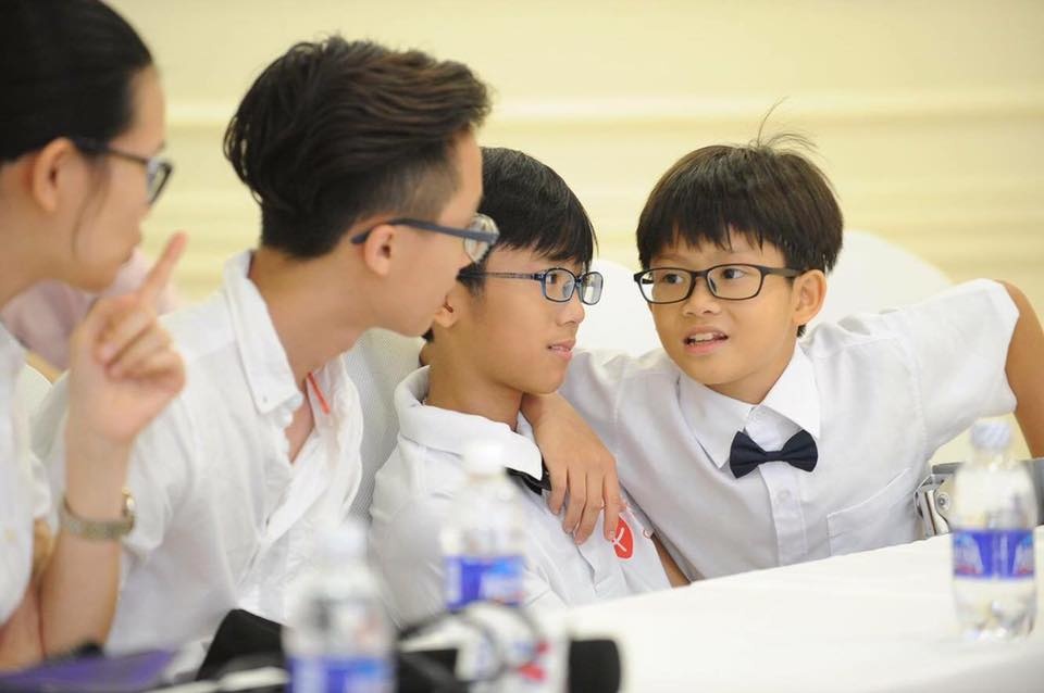 hanh trinh thien nhan tu cau be bi bo roi den nu cuoi toa nang sau 13 nam