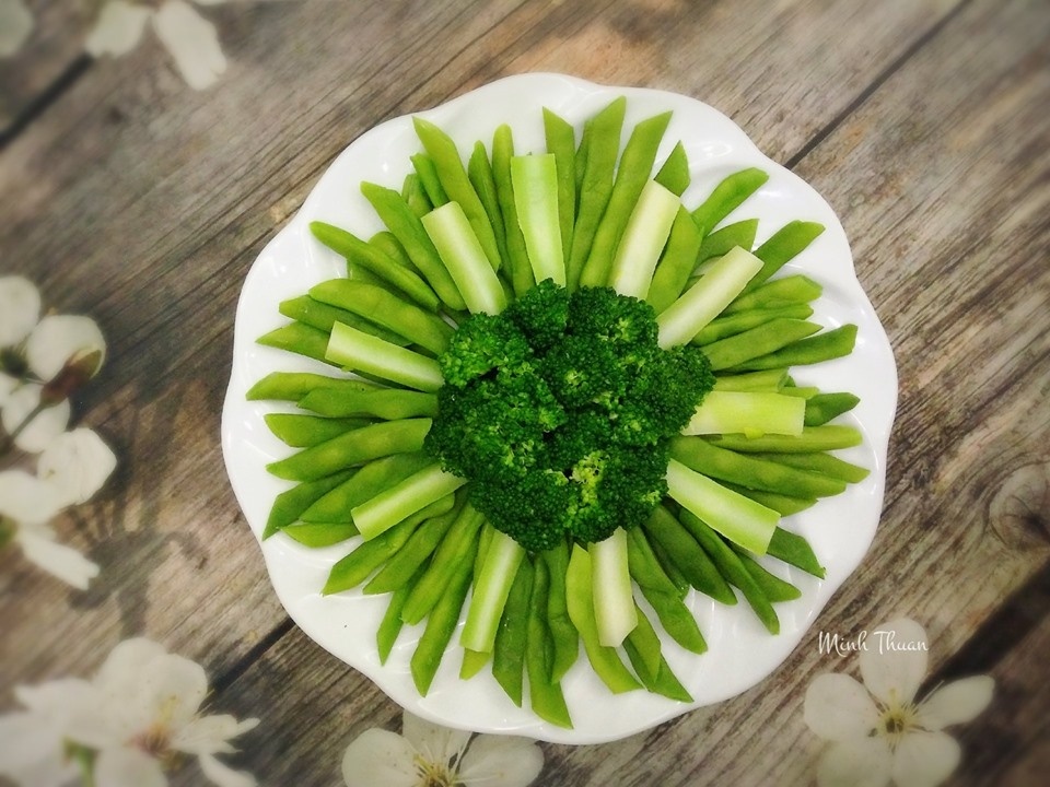 ngam nhung dia rau luoc xanh muot dep tuyet nhu mot vuon rau nghe thuat