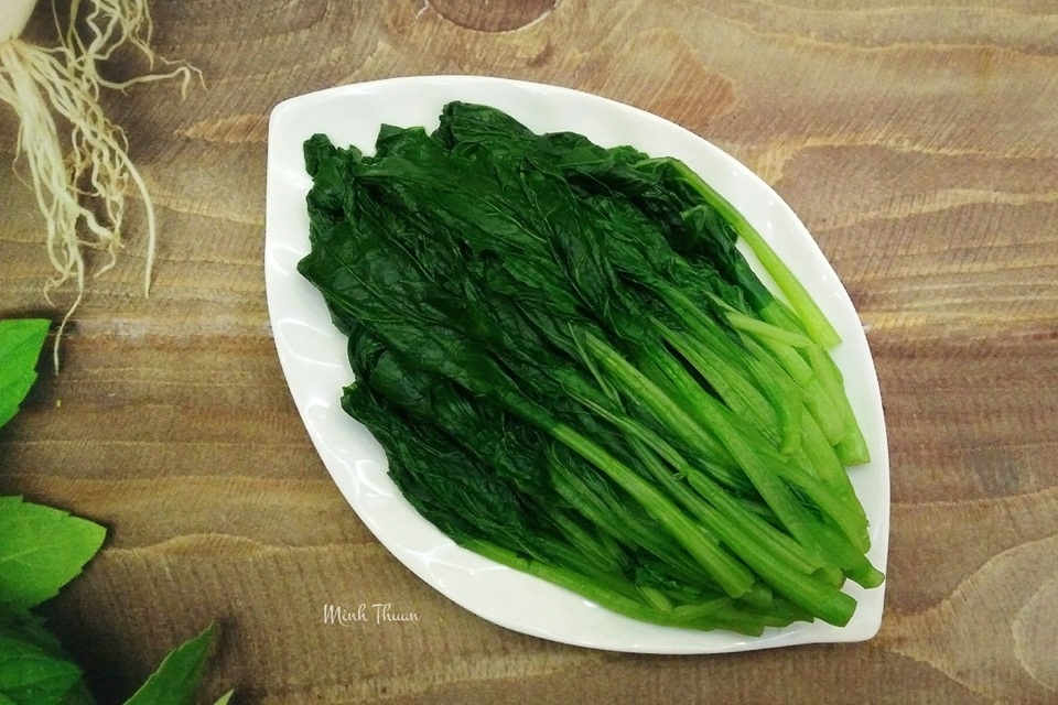 ngam nhung dia rau luoc xanh muot dep tuyet nhu mot vuon rau nghe thuat